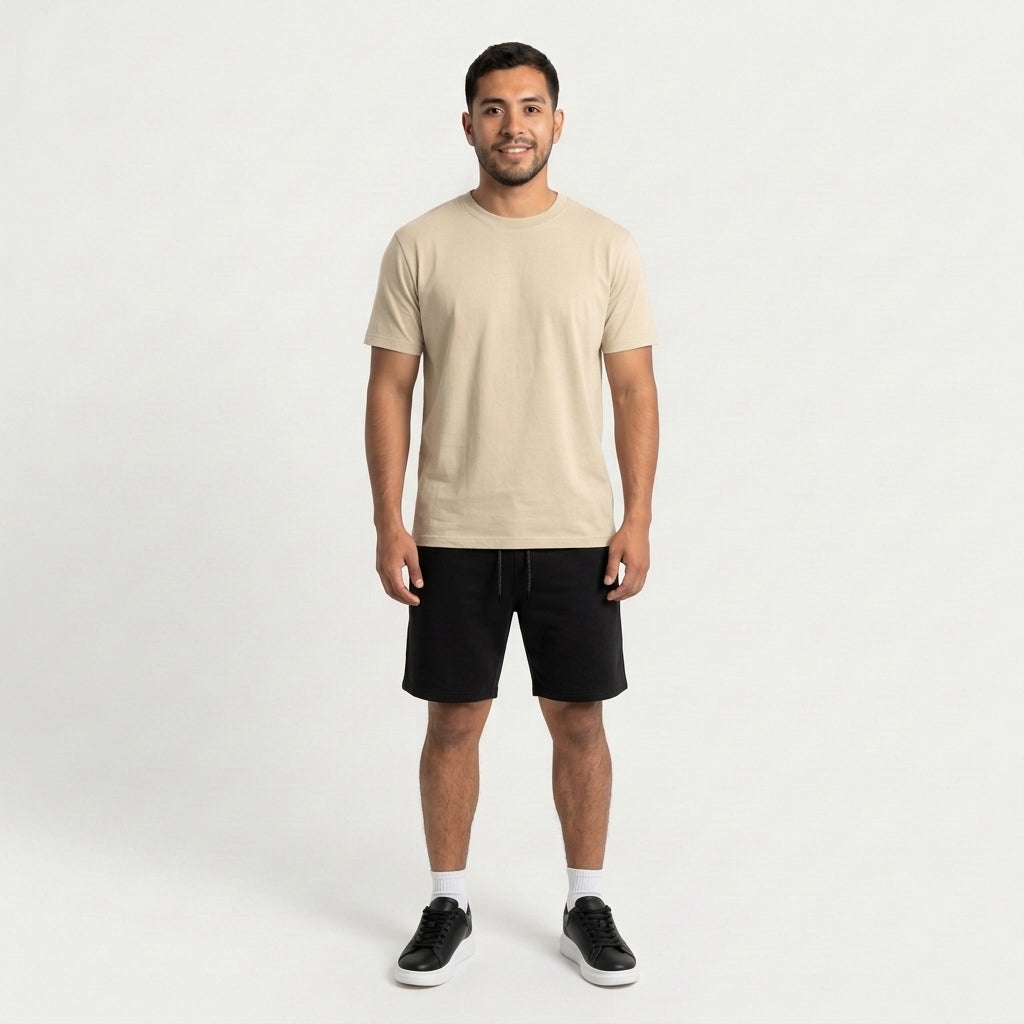 Hombre de frente con la polera beige Sólido Studio y short negro (color beige)