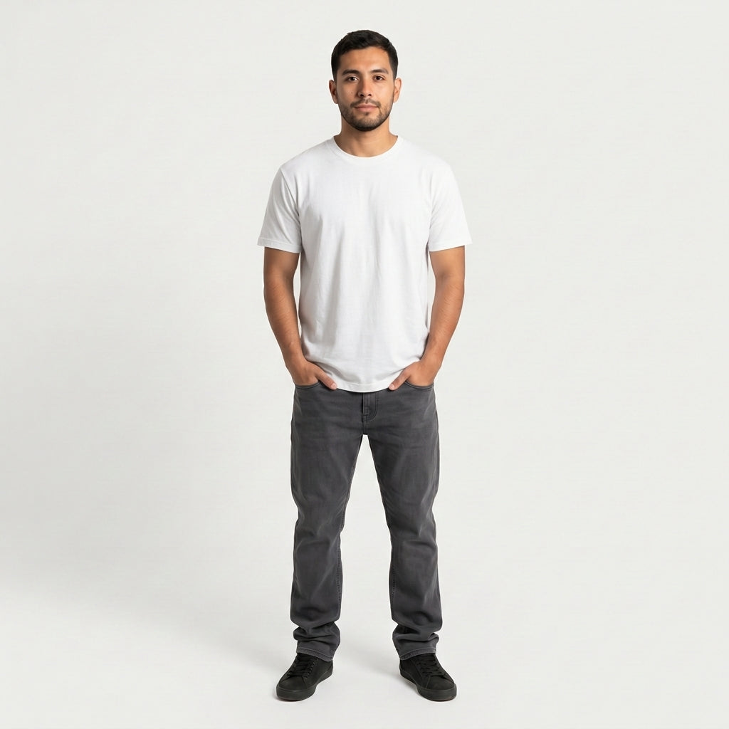 Hombre de frente con la polera blanca Sólido Studio y jeans grises (color blanco, pack de 6)