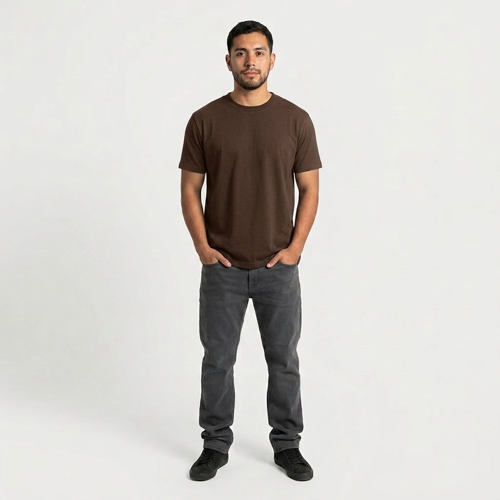Hombre de frente con la polera chocolate Sólido Studio y jeans grises (color chocolate, pack de 1)