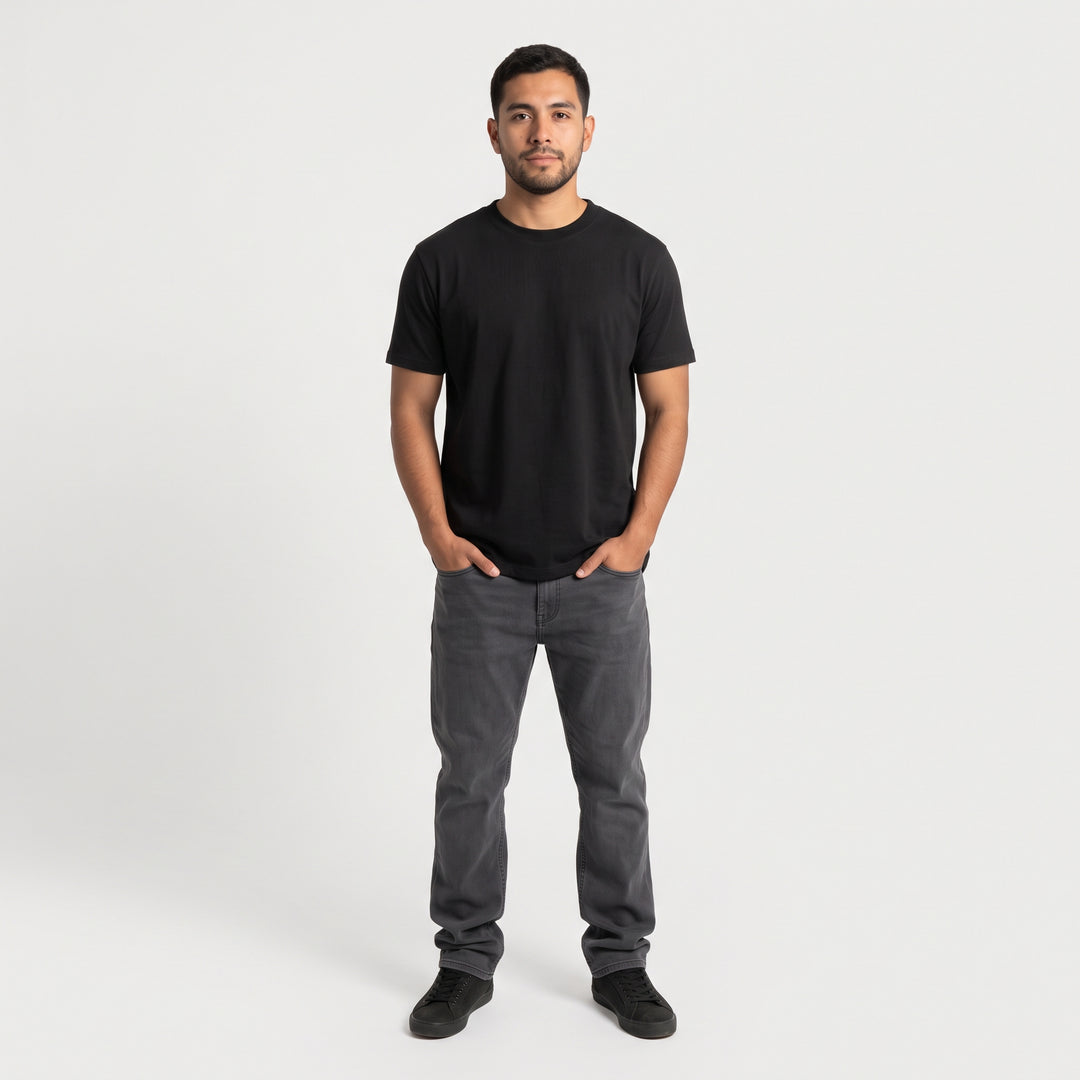 Hombre de frente con la polera negra Sólido Studio y jeans grises (color negro, pack de 3)