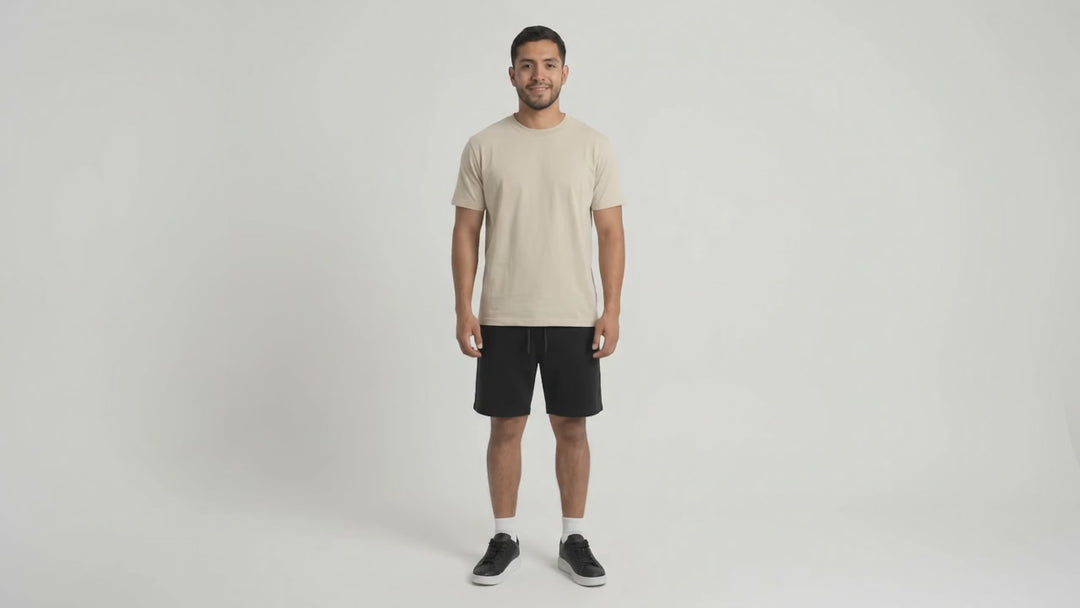 Video de un hombre girando con la polera beige Sólido Studio puesta (pack de 6 y pack de 1)
